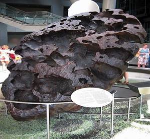 The_Willamette_Meteorite_on_display_at_the_American_Museum_of_Natural_History_in_New_York_City.